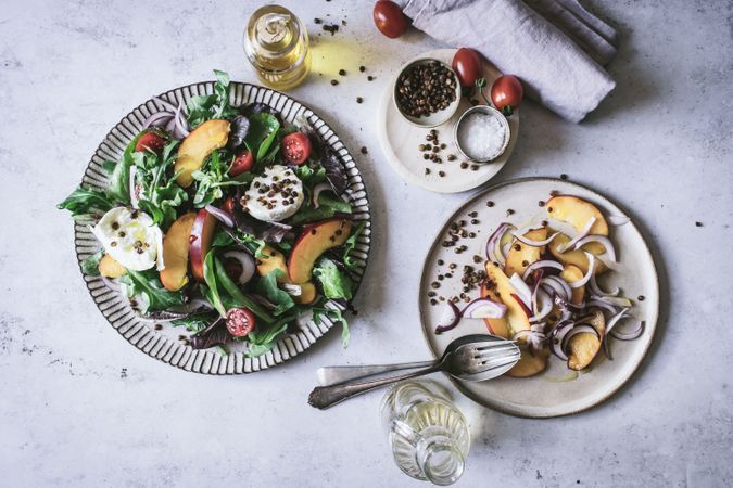 Salad with nectarines and crunchy lentils