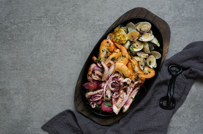 Plate with octopus, oysters and shrimps napkin
