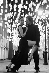 Grayscale photo of man and woman dancing tango outdoor 0LJPX4