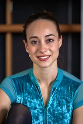 Photo portrait of a dancer in sports clothes and ballet shoes in a dance academy