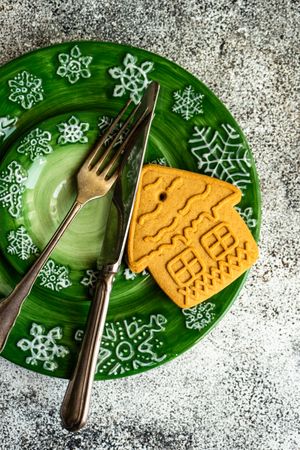 Christmas table setting with green plate and cookie