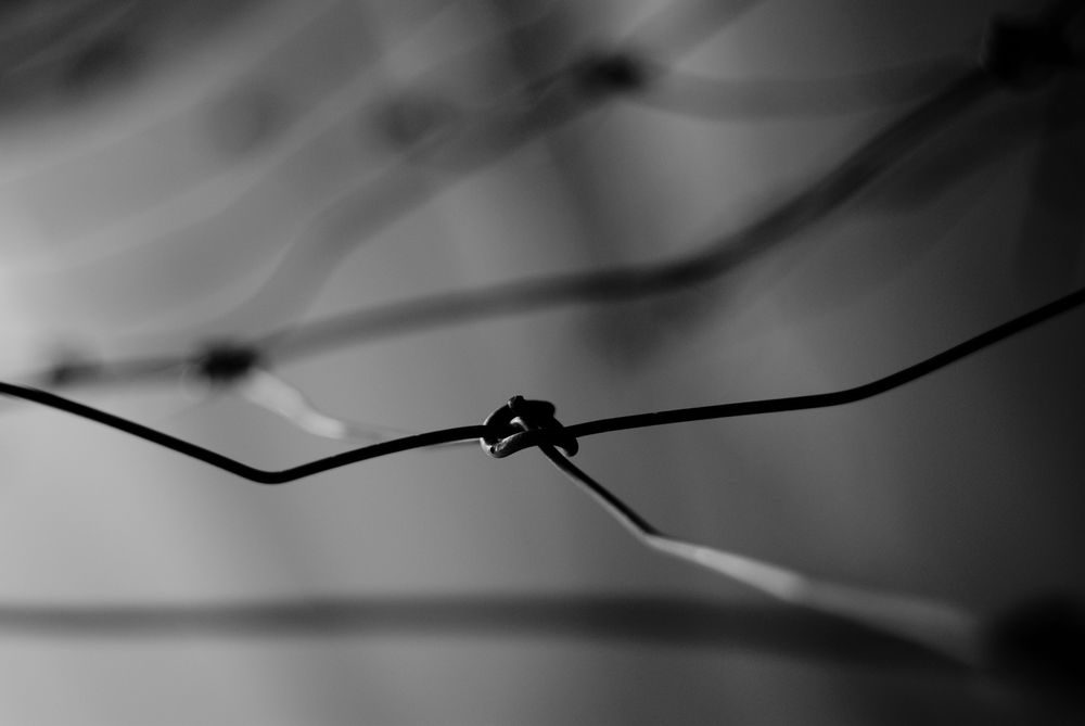 Tense barbed wire