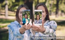 Women showing smartphones with their selfie photos 4NEkGZ