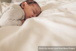 Cute newborn baby lying in bed and sleeping 5a3Wvb