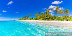 Panoramic shot of a beach resort in the Maldives 0JMEvb