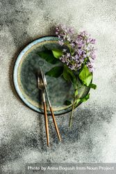 Spring table setting with lilac 5ngORn