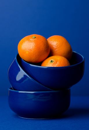 Clementines in a blue bowl