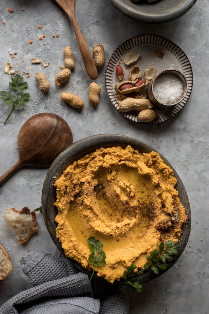 Lentil hummus with carrot and peanuts