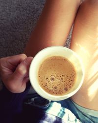 Cropped image of person holding a cup of coffee 4jwrzb