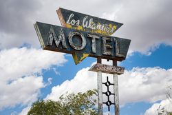 Run down motel sign, against the clouds, Grants, New Mexico x42Yq5