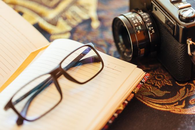Arrangement of photo camera with notepad