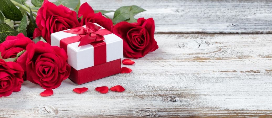 Red roses and gift