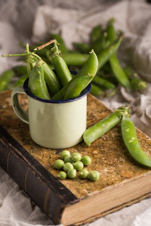 Fresh peas and pea pods