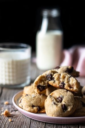Plate with vegan cookies with chocolate chips