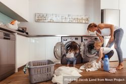 Mother and children putting laundry into washing machine at home 5kmKWb