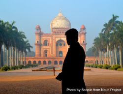 Silhouette of man standing near Safdarjung's tomb in Delhi, Delhi, India 5qQQE5