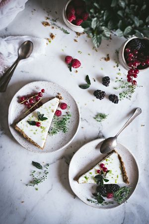 Lime pie with berries