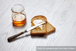 Toast with knife and honey 4Zd190