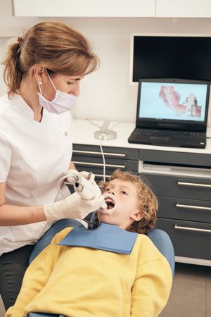 Dentist making 3D teeth scanning of boy