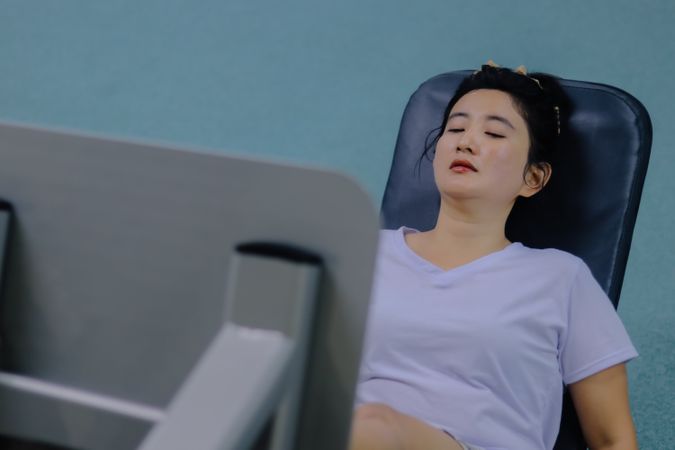 A woman uses a leg press machine at a gym