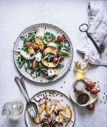 Salad with nectarines and crunchy lentils