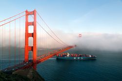 Fog rolling across Golden Gate Bridge v4mZBb