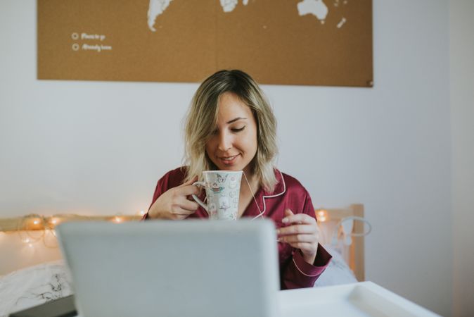 Woman sitting in bed with tablet
