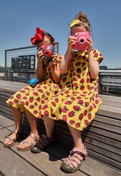 Two girls with toy cameras visit New York City's High Line, New York City, New York e4BGEb