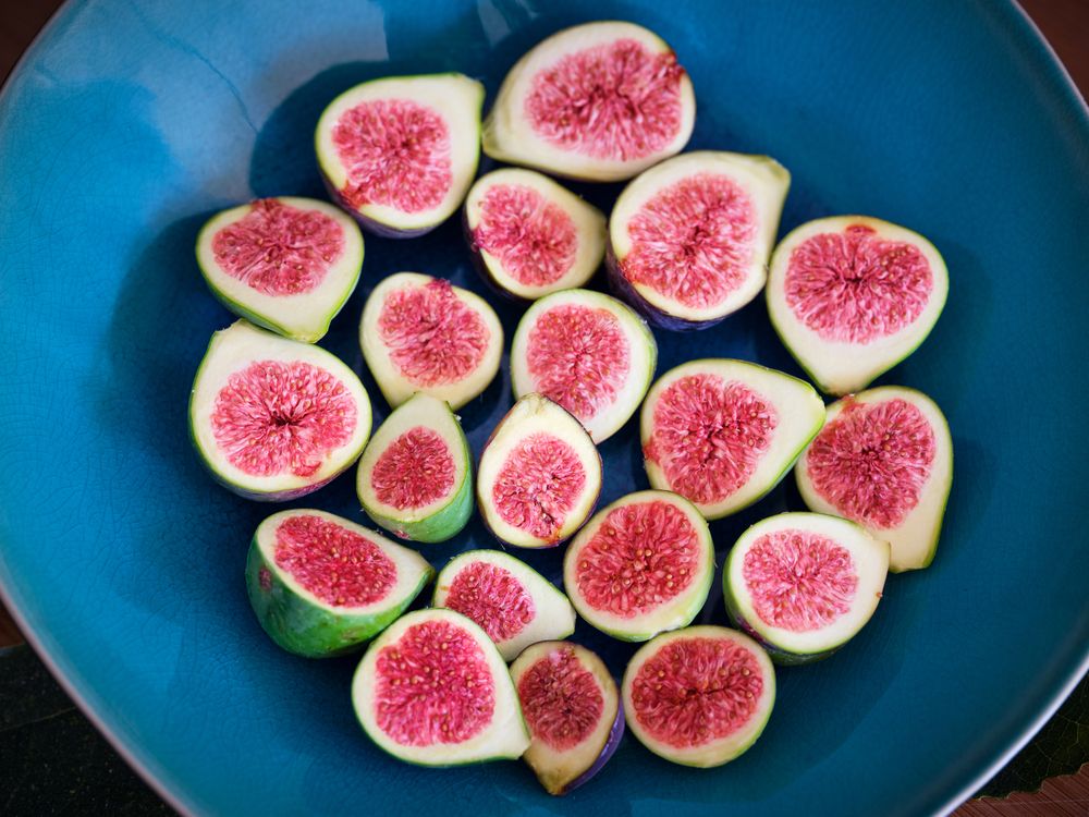 Halved figs in blue bowl