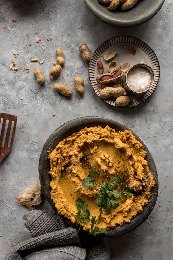 Lentil hummus with carrot and peanuts
