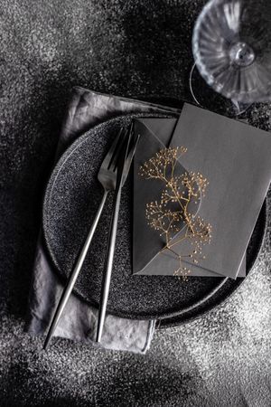 Minimalistic place setting with delicate dried flower