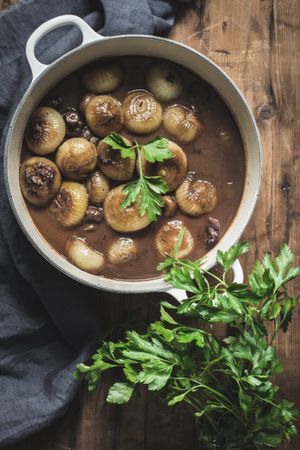 Boeuf Bourgingnon in cooking pot on table