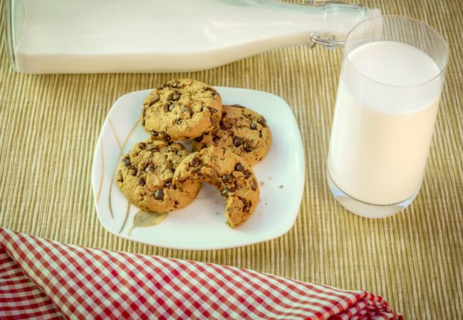 Sweet snack cookies and milk