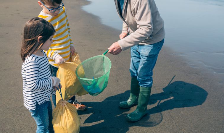 Volunteers taking garbage out of the sea