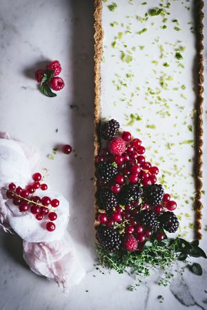 Lime pie with berries