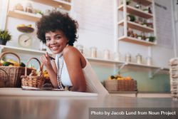 Portrait of smiling young woman working in a juice bar 5wLym4