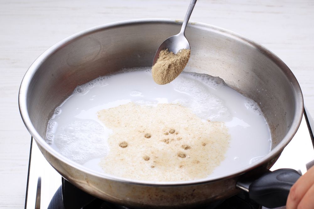 Pour Chicken Powder to the Pan, Cooking Process