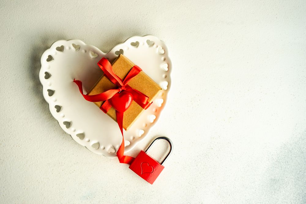 Romantic table setting with heart shaped plate and red padlock