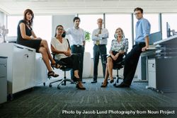 Portrait of corporate professionals in office 0LdavR