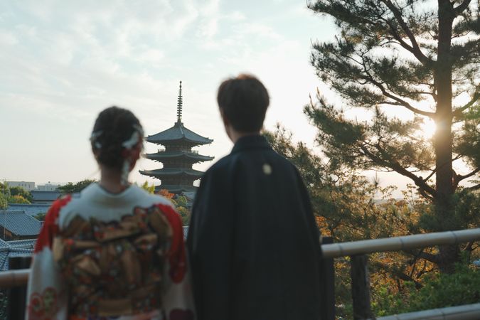 Traditional Japanese Elegance – Kimono Couple Overlooking Kyoto’s Historic Pagoda