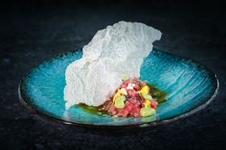 Tuna tartare with prawn cracker