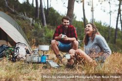 Cheerful young couple enjoying themselves on a camping holiday 5k9Bjb