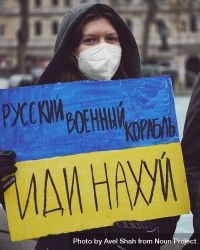 London, England, United Kingdom - March 5 2022: Woman with Ukrainian flag sign 43OwX4
