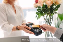 Customer paying with contactless card at florist 4O6Vo5