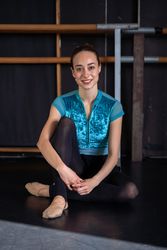 Photo portrait of a woman dancer in sports clothes and ballet shoes in a dance academy