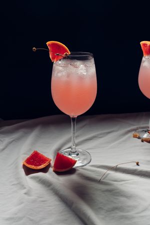 Cocktail grapefruit. Alcoholic beverage with ice