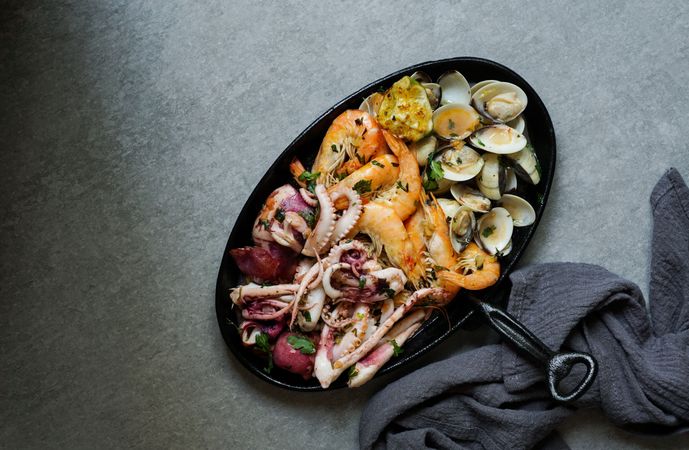 Plate with octopus, oysters and shrimps napkin