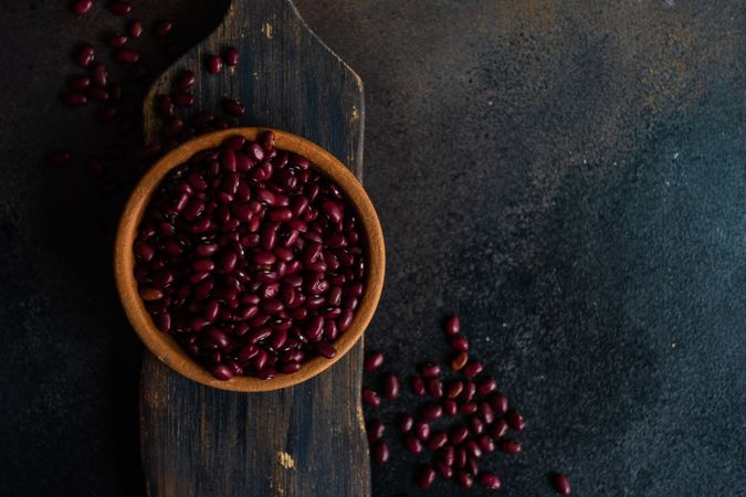 Kidney beans in bowl on wooden serving board