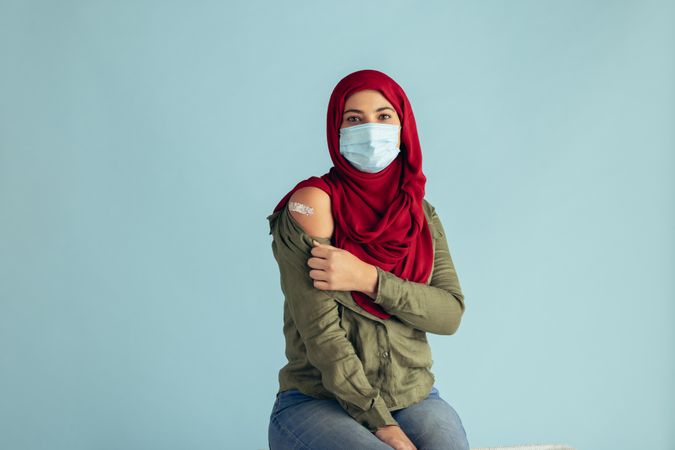 Woman in hijab received corona virus vaccine