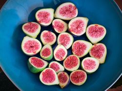 Halved figs in blue bowl